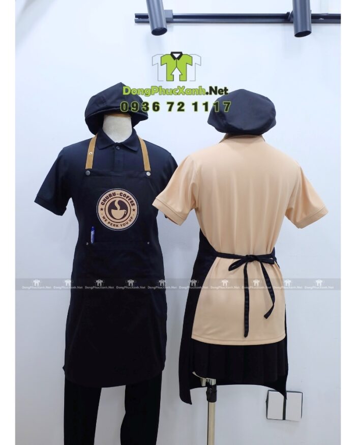 Tạp dề đồng phục quán cà phê màu xanh đen, in logo Churu Coffee.