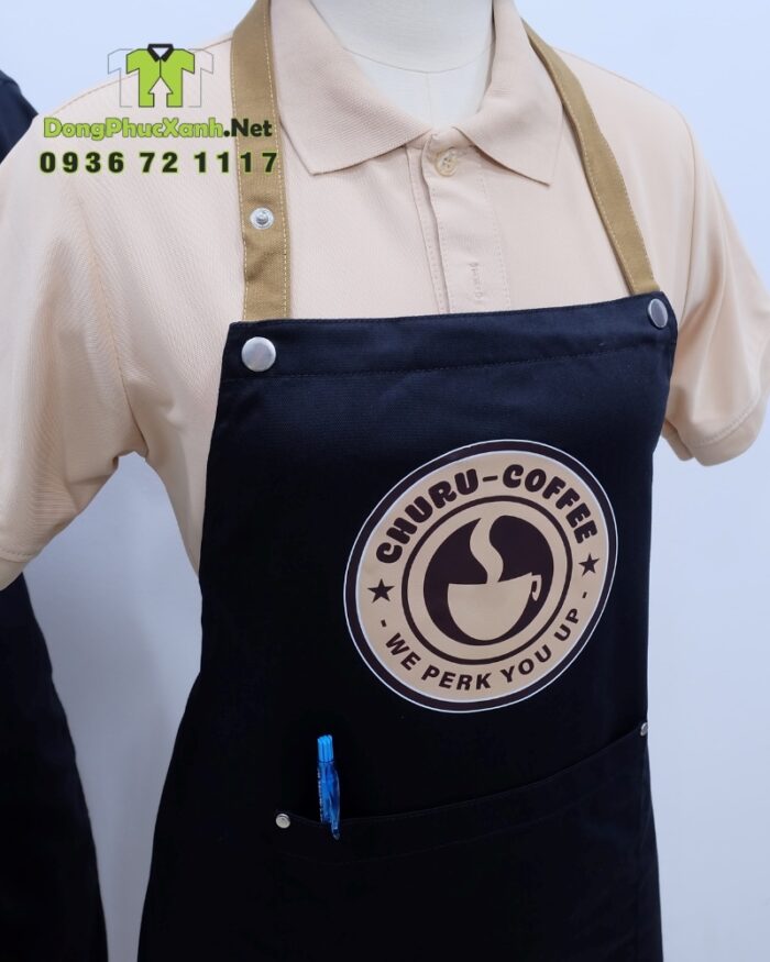 Tạp dề đồng phục quán cà phê màu xanh đen, in logo Churu Coffee.