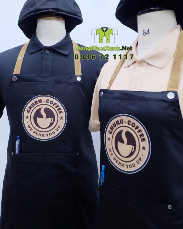 Tạp dề đồng phục quán cà phê màu xanh đen, in logo Churu Coffee.