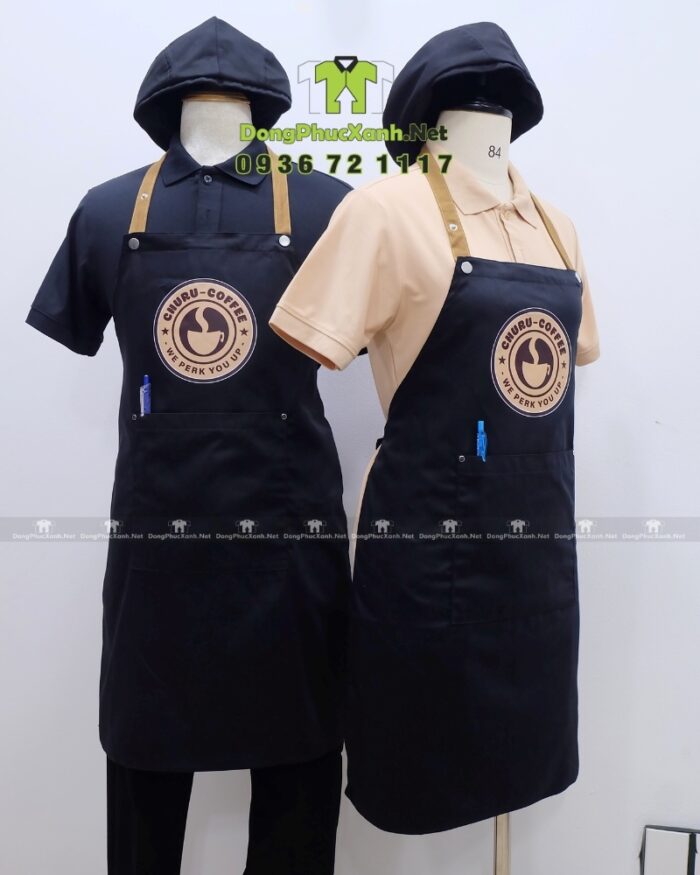 Tạp dề đồng phục quán cà phê màu xanh đen, in logo Churu Coffee.