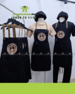 Tạp dề đồng phục quán cà phê màu xanh đen, in logo Churu Coffee.
