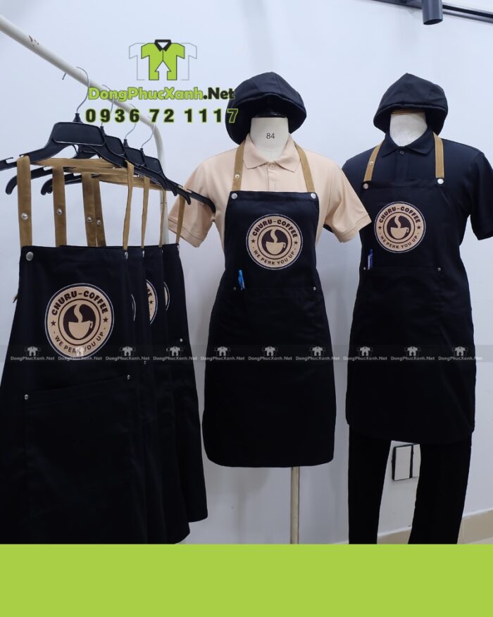 Tạp dề đồng phục quán cà phê màu xanh đen, in logo Churu Coffee.