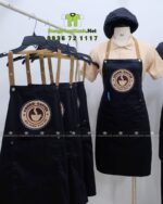 Tạp dề đồng phục quán cà phê màu xanh đen, in logo Churu Coffee.