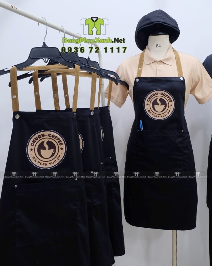 Tạp dề đồng phục quán cà phê màu xanh đen, in logo Churu Coffee.
