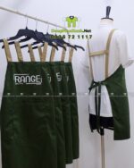 Tạp dề nhân viên quán cà phê màu xanh rêu gần gũi, in logo Range