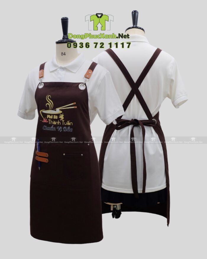 Tạp dề đồng phục dành cho nhân viên quán ăn màu nâu mộc mạc, in logo Phở Bò Thành Tuấn.