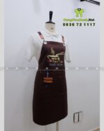 Tạp dề đồng phục dành cho nhân viên quán ăn màu nâu mộc mạc, in logo Phở Bò Thành Tuấn.
