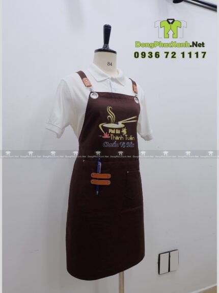 Tạp dề đồng phục dành cho nhân viên quán ăn màu nâu mộc mạc, in logo Phở Bò Thành Tuấn.
