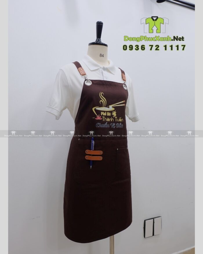 Tạp dề đồng phục dành cho nhân viên quán ăn màu nâu mộc mạc, in logo Phở Bò Thành Tuấn.