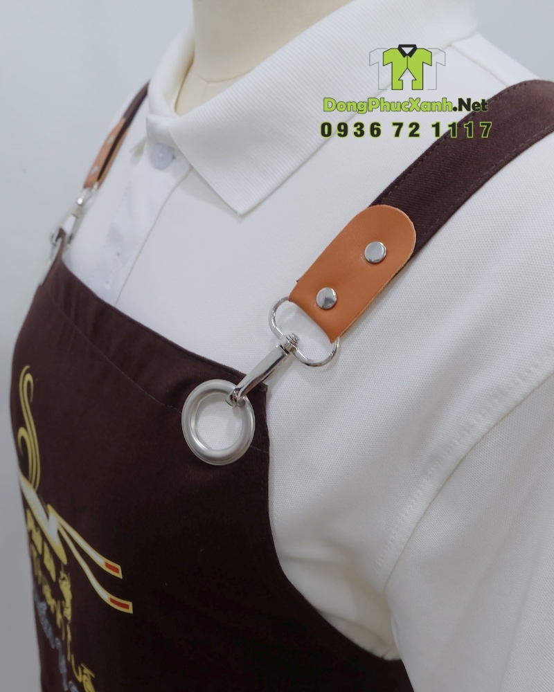 Tạp dề đồng phục dành cho nhân viên quán ăn in logo Phở Bò Thành Tuấn.(4) Tạp dề đồng phục dành cho nhân viên quán ăn màu nâu mộc mạc, in logo Phở Bò Thành Tuấn.