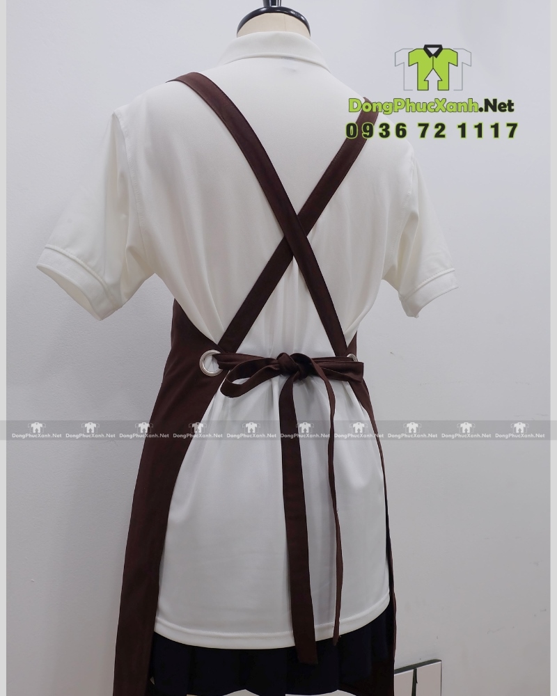 Tạp dề đồng phục dành cho nhân viên quán ăn in logo Phở Bò Thành Tuấn.(5) Tạp dề đồng phục dành cho nhân viên quán ăn màu nâu mộc mạc, in logo Phở Bò Thành Tuấn.