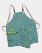 Tạp dề đồng phục màu xanh ngọc bắt mắt, in logo Barra Banhmi.