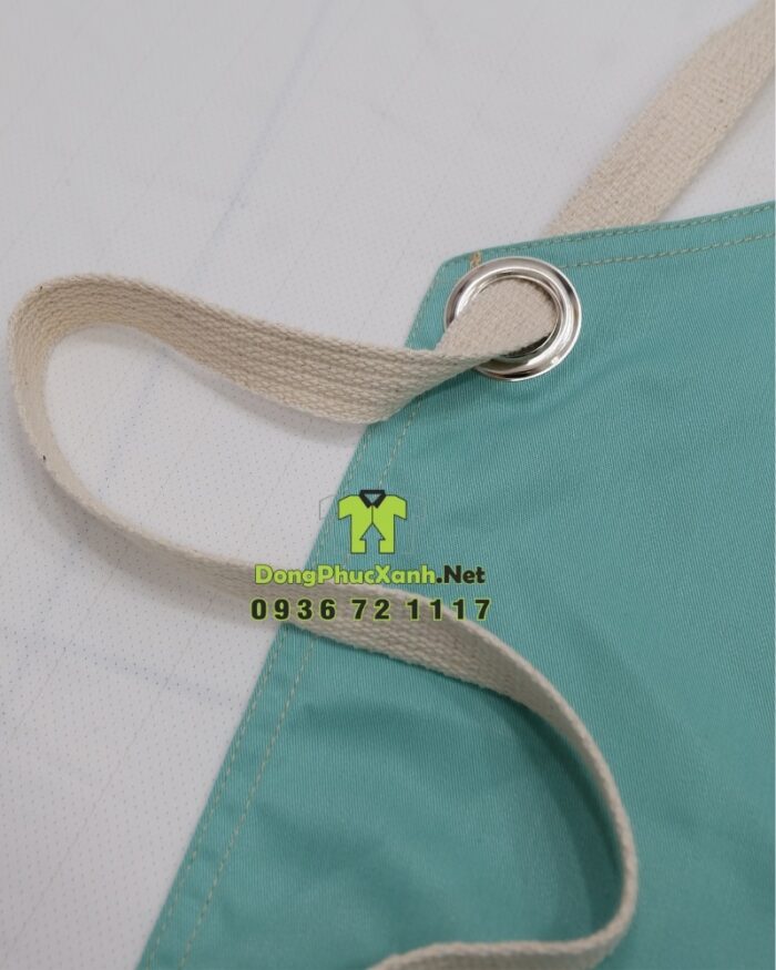Tạp dề đồng phục màu xanh ngọc bắt mắt, in logo Barra Banhmi.