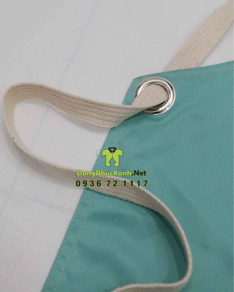 Tạp dề đồng phục in logo Barra Banhmi.(11) Tạp dề đồng phục màu xanh ngọc bắt mắt, in logo Barra Banhmi.