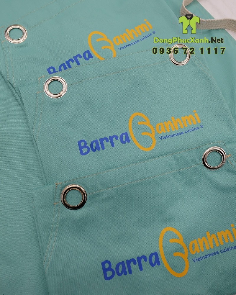Tạp dề đồng phục in logo Barra Banhmi.(12) Tạp dề đồng phục màu xanh ngọc bắt mắt, in logo Barra Banhmi.