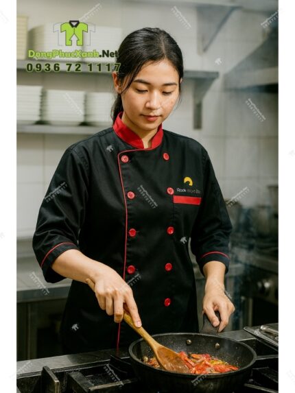 Áo bếp đồng phục màu đen phối viền đỏ nổi bật, thiết kế tay lửng, in logo Rock Water Bay
