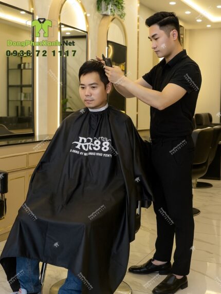 Áo choàng cắt tóc màu đen chất liệu vải dù in logo RR88 trước ngực