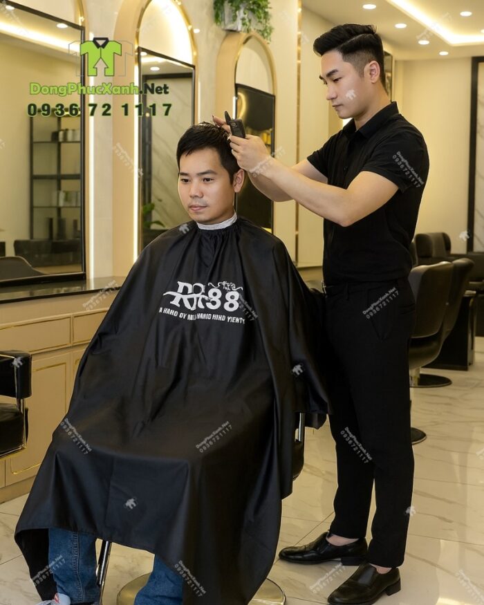 Áo choàng cắt tóc màu đen chất liệu vải dù in logo RR88 trước ngực