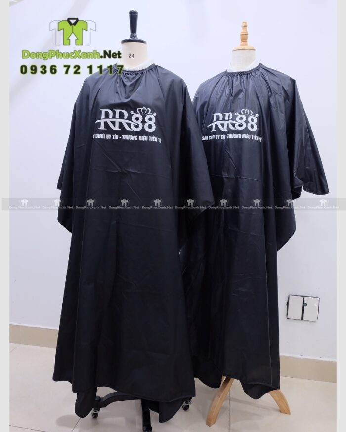 Áo choàng cắt tóc màu đen chất liệu vải dù in logo RR88 trước ngực