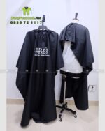 Áo choàng cắt tóc màu đen chất liệu vải dù in logo RR88 trước ngực