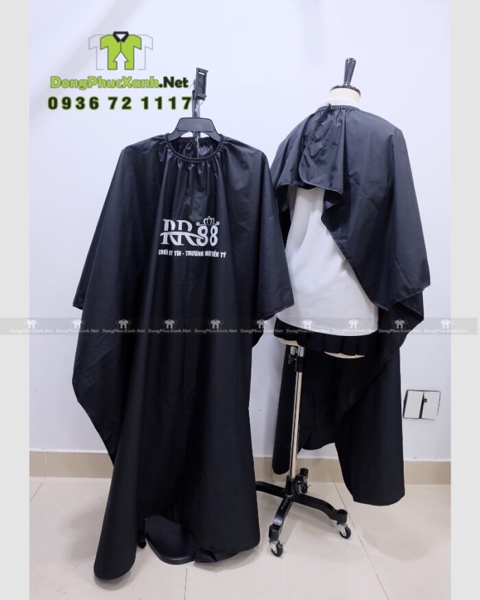 Áo choàng cắt tóc màu đen chất liệu vải dù in logo RR88 trước ngực