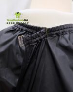 Áo choàng cắt tóc màu đen chất liệu vải dù in logo RR88 trước ngực