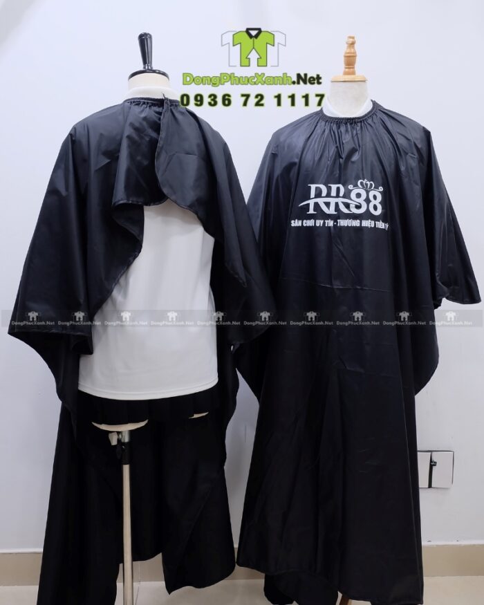 Áo choàng cắt tóc màu đen chất liệu vải dù in logo RR88 trước ngực