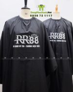 Áo choàng cắt tóc màu đen chất liệu vải dù in logo RR88 trước ngực