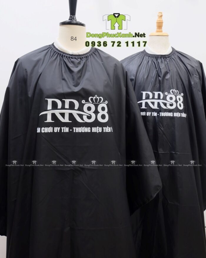 Áo choàng cắt tóc màu đen chất liệu vải dù in logo RR88 trước ngực