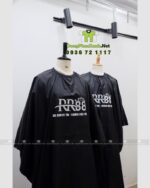 Áo choàng cắt tóc màu đen chất liệu vải dù in logo RR88 trước ngực