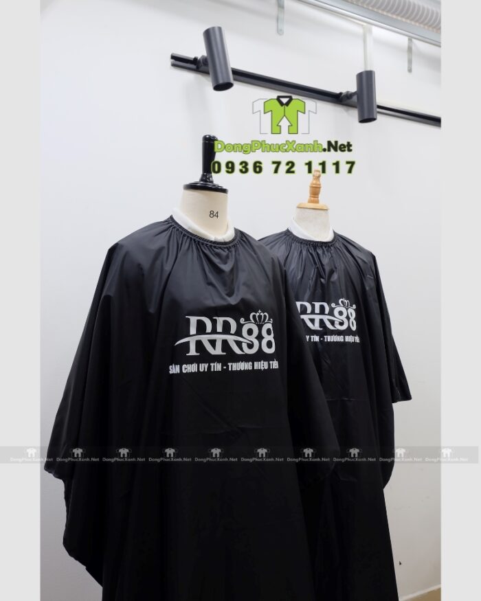 Áo choàng cắt tóc màu đen chất liệu vải dù in logo RR88 trước ngực