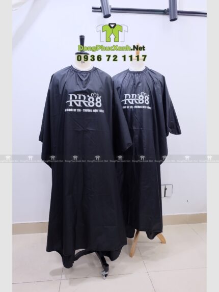Áo choàng cắt tóc màu đen chất liệu vải dù in logo RR88 trước ngực