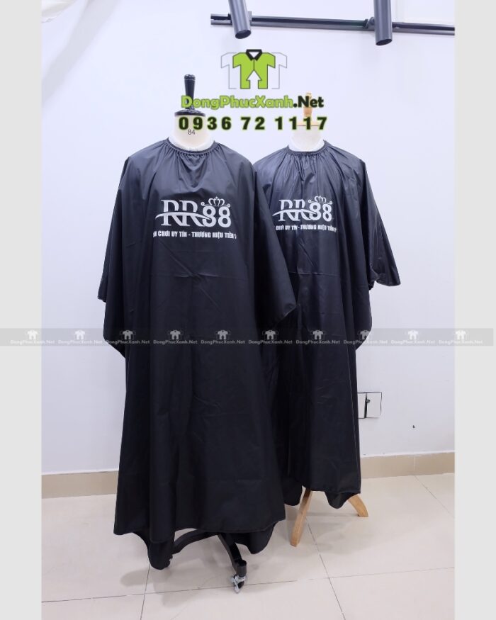 Áo choàng cắt tóc màu đen chất liệu vải dù in logo RR88 trước ngực
