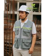 Áo gile kỹ sư màu xám phối lưới phản quang in logo NTP trước và sau áo