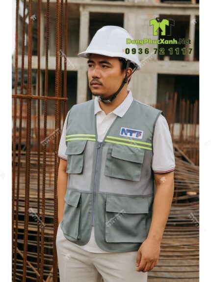 Áo gile kỹ sư màu xám phối lưới phản quang in logo NTP trước và sau áo