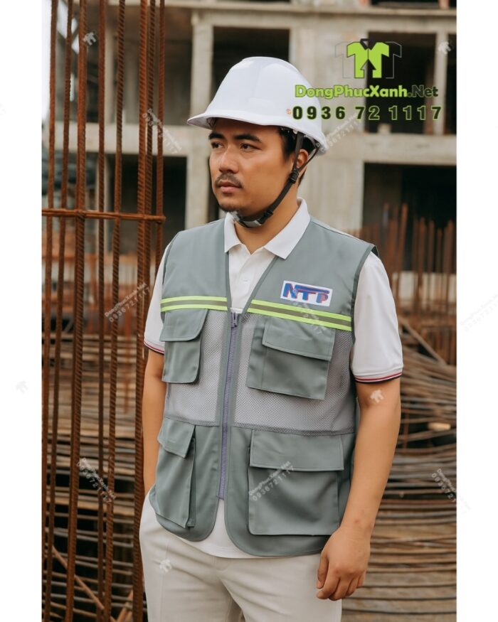 Áo gile kỹ sư màu xám phối lưới phản quang in logo NTP trước và sau áo