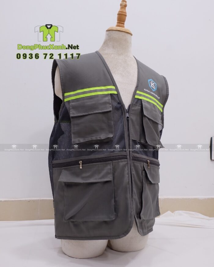 Áo gile kỹ sư màu xám phối lưới, in logo Khoa Long Group rõ nét