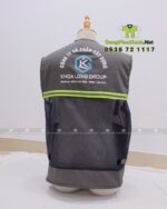 Áo gile kỹ sư màu xám phối lưới, in logo Khoa Long Group rõ nét