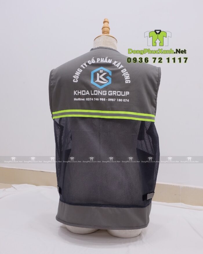 Áo gile kỹ sư màu xám phối lưới, in logo Khoa Long Group rõ nét