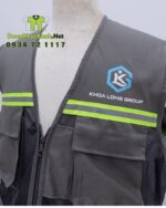 Áo gile kỹ sư màu xám phối lưới, in logo Khoa Long Group rõ nét