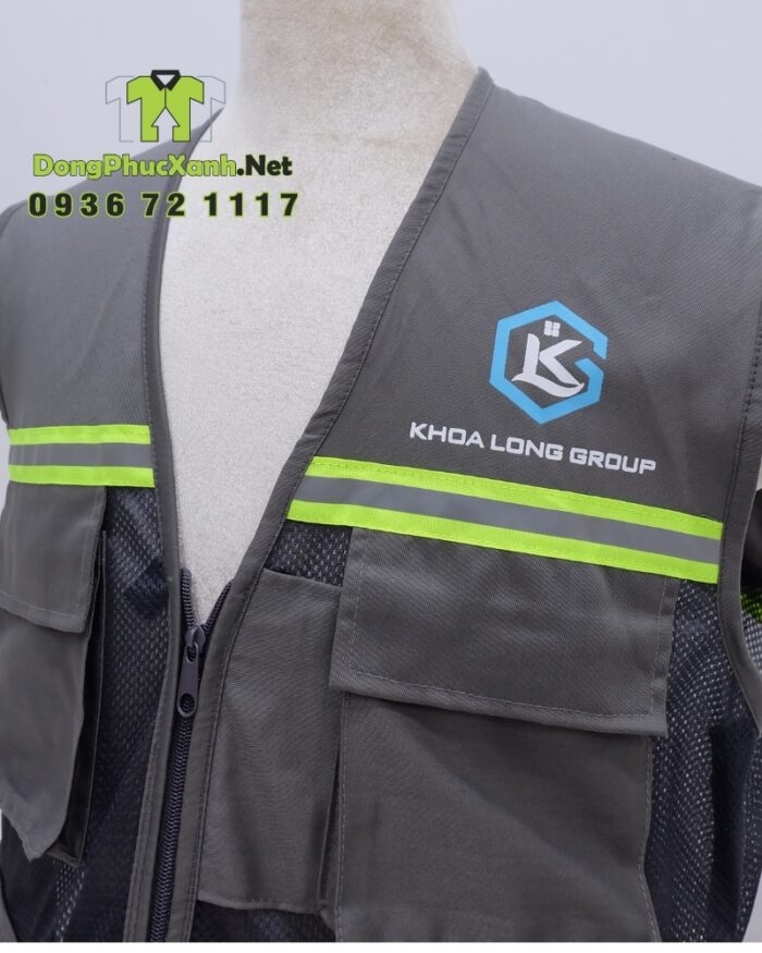 Áo gile kỹ sư màu xám phối lưới, in logo Khoa Long Group rõ nét