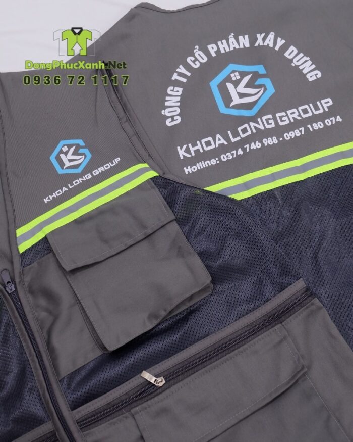 Áo gile kỹ sư màu xám phối lưới, in logo Khoa Long Group rõ nét