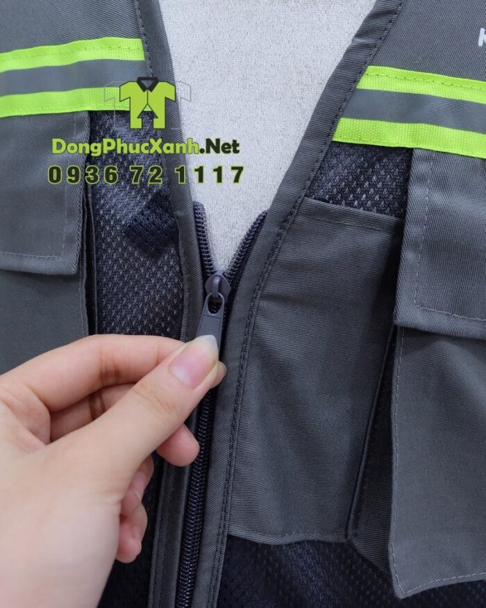 Áo gile kỹ sư màu xám phối lưới, in logo Khoa Long Group rõ nét