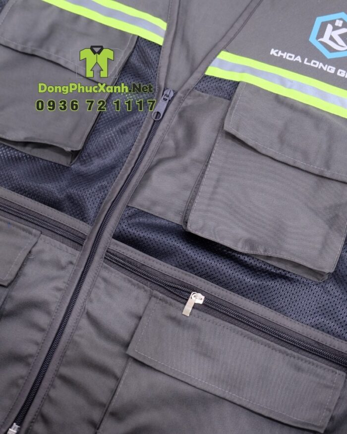 Áo gile kỹ sư màu xám phối lưới, in logo Khoa Long Group rõ nét