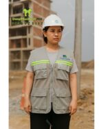 Áo gile kỹ sư màu xám, vải kaki 65 phối lưới, in logo Phúc Hưng, phản quang nổi bật