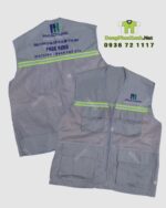 Áo gile kỹ sư màu xám, vải kaki 65 phối lưới, in logo Phúc Hưng, phản quang nổi bật