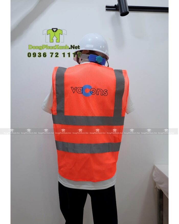 Áo gile phản quang màu cam nổi bật, có dải phản quang an toàn, in logo VACONS chuyên nghiệp