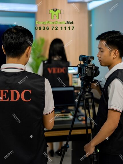 Áo gile dù gió màu đen in logo VEDC mặt trước và mặt sau