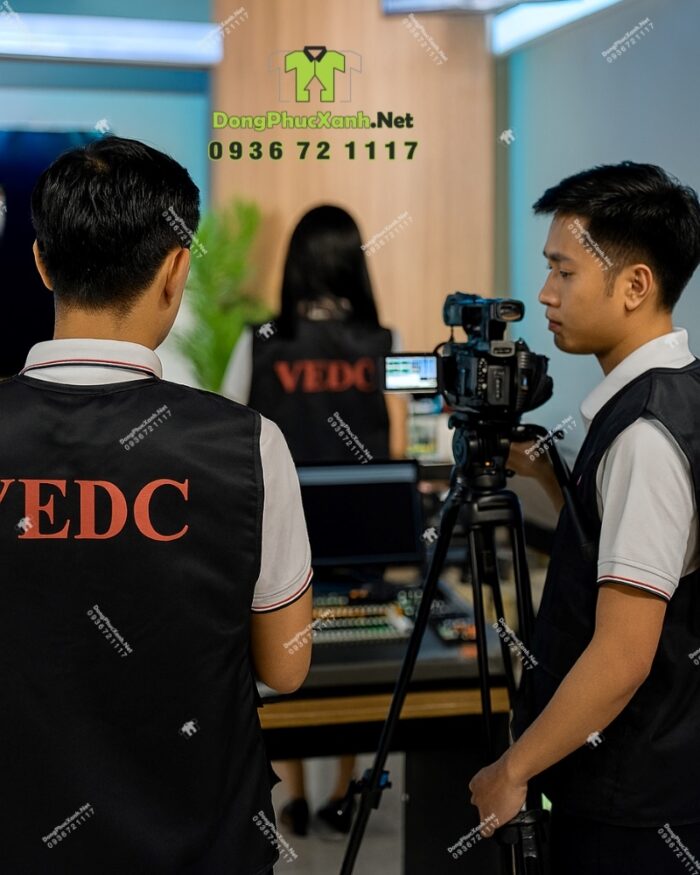 Áo gile dù gió màu đen in logo VEDC mặt trước và mặt sau