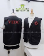 Áo gile dù gió màu đen in logo VEDC mặt trước và mặt sau